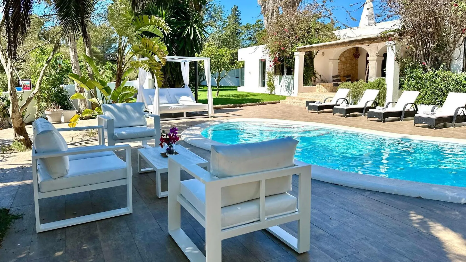 Stylish Ibiza Villa Near Beaches Private Pool & Lush Garden Cala Llonga