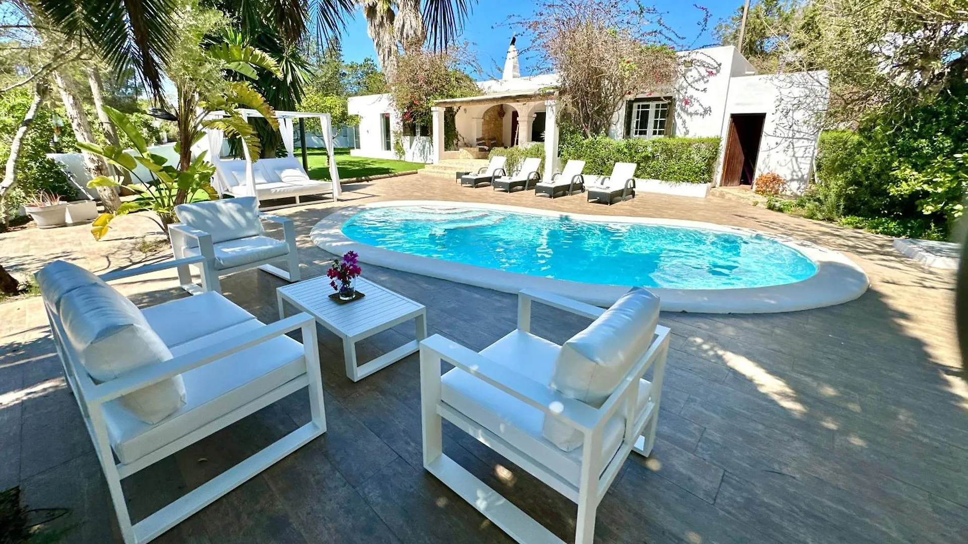 Stylish Ibiza Villa Near Beaches Private Pool & Lush Garden Cala Llonga