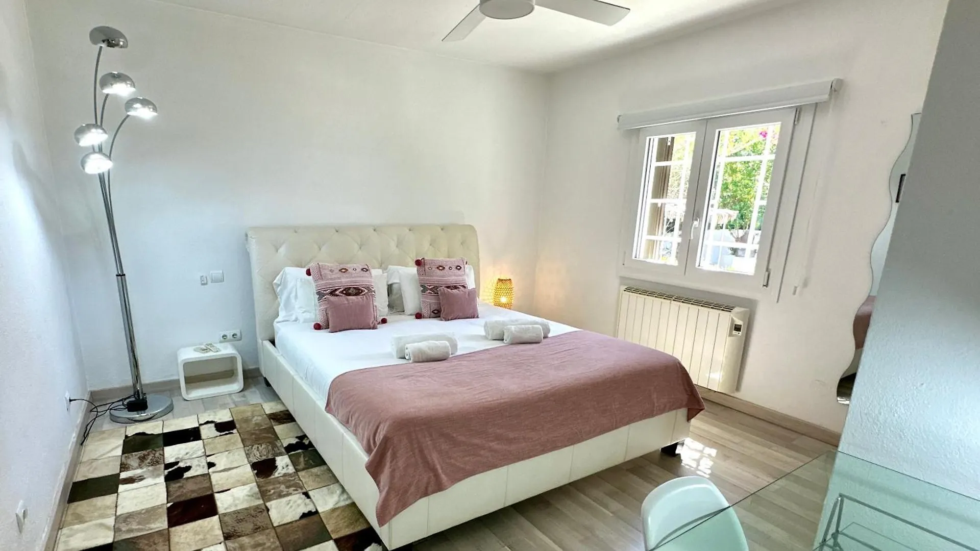 Stylish Ibiza Villa Near Beaches Private Pool & Lush Garden Cala Llonga