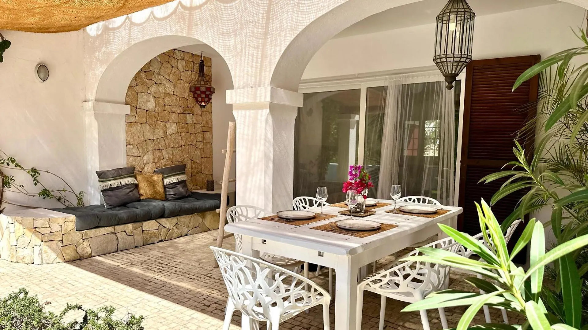 Stylish Ibiza Villa Near Beaches Private Pool & Lush Garden Cala Llonga  Cala Llonga (Ibiza)