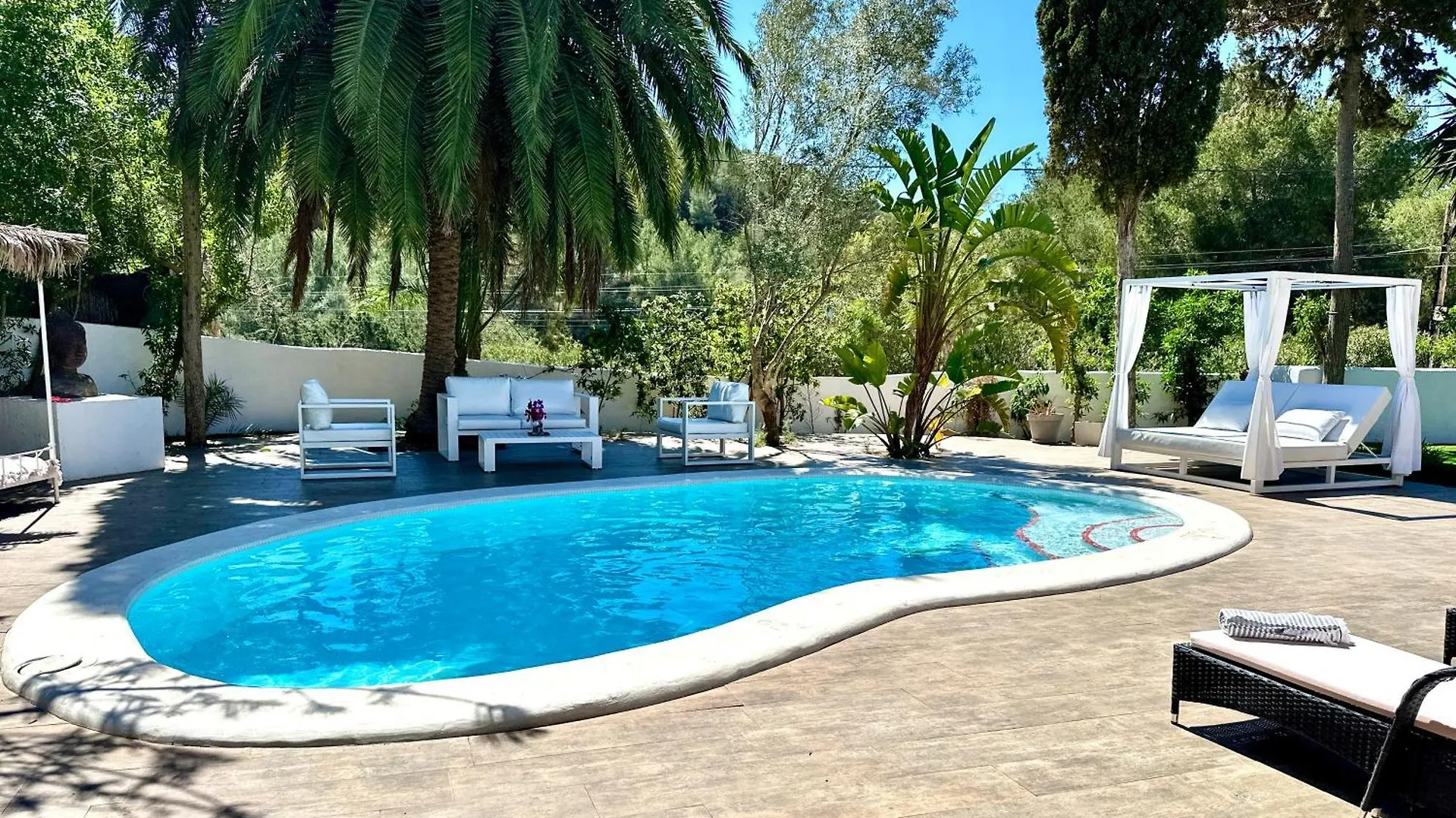 Stylish Ibiza Villa Near Beaches Private Pool & Lush Garden Cala Llonga