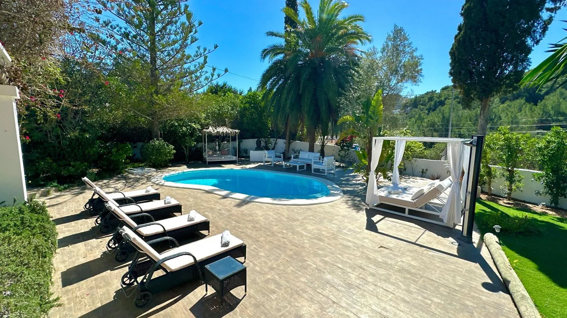 Stylish Ibiza Villa Near Beaches Private Pool & Lush Garden Кала-Лонга Испания