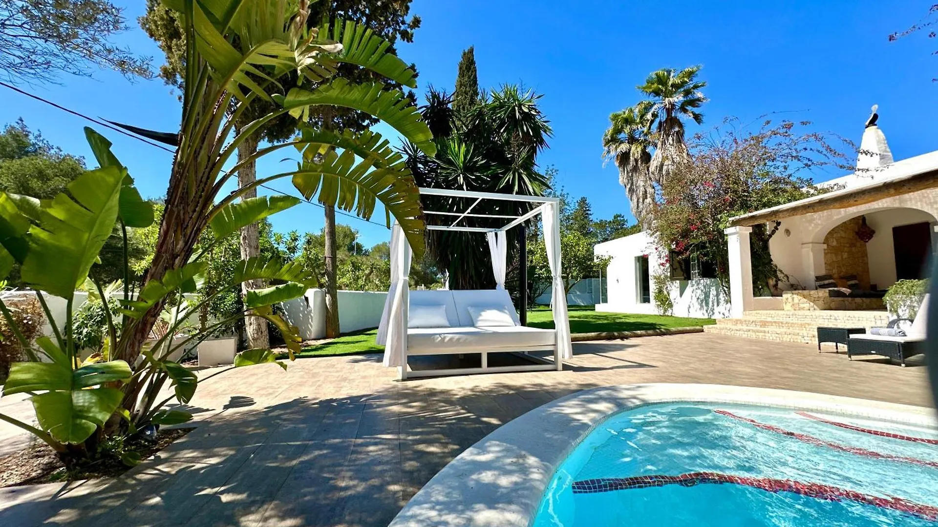 Stylish Ibiza Villa Near Beaches Private Pool & Lush Garden Кала-Лонга
